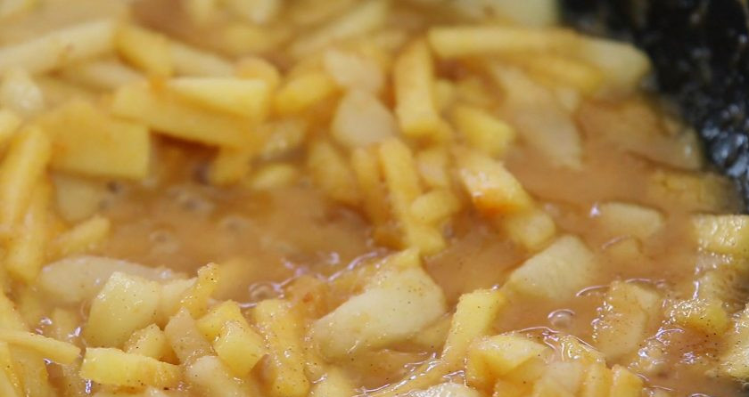 1. Этап. Грушево-яблочные кексы: 8. Тушите ингредиенты 6 минут, помешивая. Затем смесь остудите.