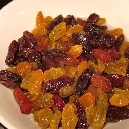 1. Этап. Кекс с изюмом и грецкими орехами: Изюм заливаем коньяком и замачиваем.