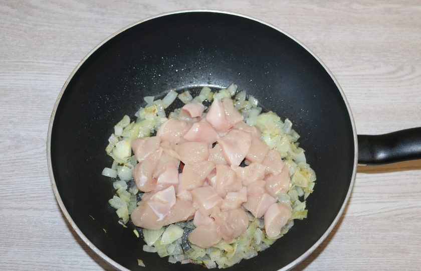 1. Этап. Курица с тыквой в горшочке: К луку добавьте нарезанное куриное филе.