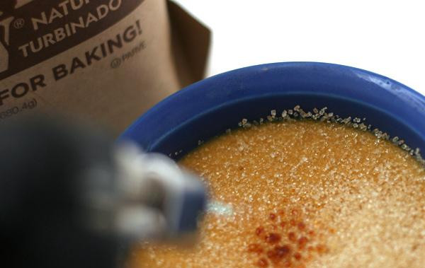 1. Этап. Тыквенный крем-брюле: 4. При желании посыпать крем-брюле сахаром турбинадо или смесью белого и коричневого сахара, а затем поджечь специальной газовой горелкой в течение 5 минут, пока поверхность десерта не станет карамельной.