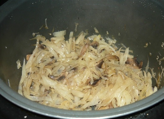 1. Этап. Капуста с грибами в мультиварке: 6. Капуста с грибами в мультиварке в домашних условиях должна слегка уменьшиться в объеме.