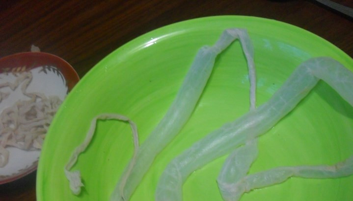 1. Этап. Купаты по-домашнему: Кишки заранее замочите в подсоленной воде, очистите их и промойте потом.