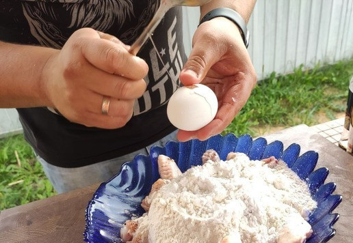 1. Этап. Хрустящие крылышки в остро-сладком соусе: Разбить одно яйцо.