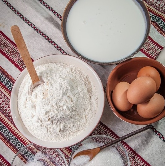 1. Этап. Кефирные блины: 1. Для приготовления блинов на кефире нужно взять теплый кефир, чтобы в нем хорошо растворилась сода и произошла нужная реакция. В данном случае соду гасить уксусом не нужно. Благодаря кислоте произойдет нужная реакция. Но сразу нужно сделать следующее...