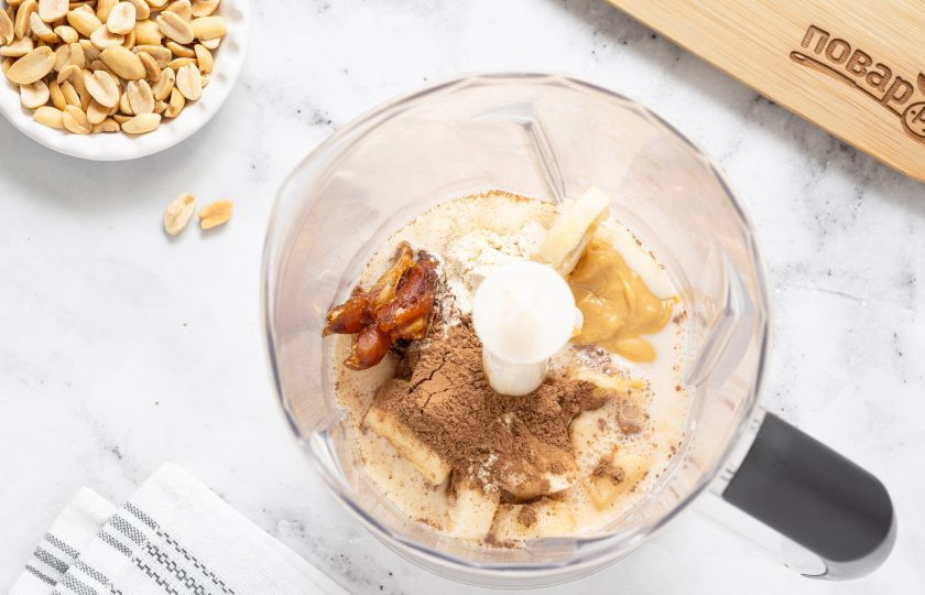 1. Этап. Смузи Сникерс: В блендер переложите все ингредиенты и измельчите до однородности.