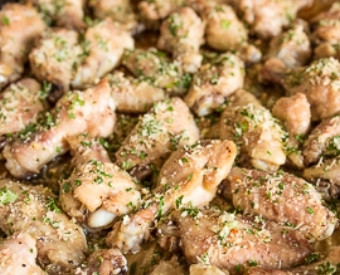 1. Этап. Куриные крылышки с сыром Пармезан в духовке: Хорошо перемешиваем. Вынимаем противень с крыльями и посыпаем этой сырной смесью. Затем снова отправляем в духовку на 5-7 минут.