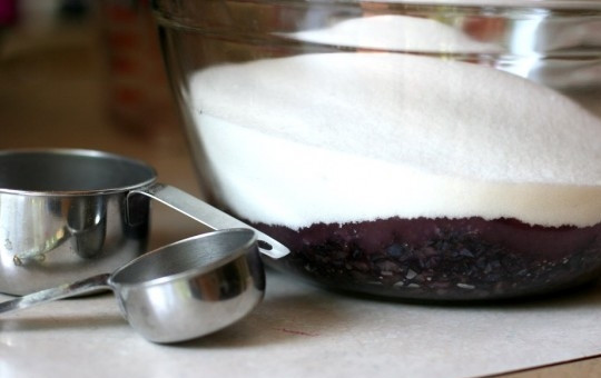 1. Этап. Джем из черники: Добавляем сахар.