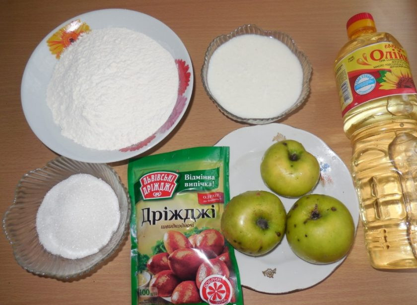 1. Этап. Оладьи на воде с яблоками: 1. Поскольку я не постничаю, то вместо воды взяла простоквашу. Изначально этим рецептом со мной поделилась одна женщина, которая всегда соблюдает пост и работает при церкви. Такие оладушки можно готовить не только с яблоками, но и с любыми фруктами по вкусу.