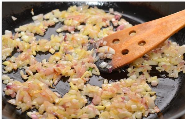 1. Этап. Фаршированные перцы и помидоры: Обжариваем лук и чеснок до золотистости.