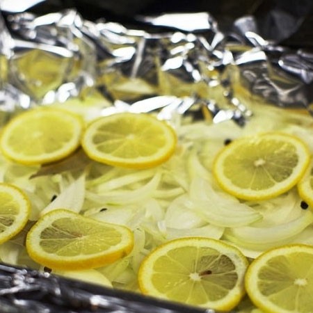 1. Stage. Red fish baked in foil: Put bay leaf and pepper in peas, cut half a lemon into circles and put onion.