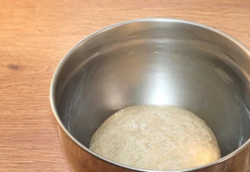 1. Этап. Хлебные булочки с добавлением ржаной муки: 10. Перекладываем тесто в смазанную маслом миску, накрываем и оставляем в тёплом месте на длительную расстойку, ~1,5 часа. Это связано с тем, что ржаная мука ферментируется медленнее. Дайте тесту подняться в два раза.