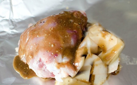 1. Этап. Куриные бедрышки в фольге: Выкладываем на фольгу порцию картофеля и одно бедро. Поливаем соусом (1-2 ст. ложки хватит).