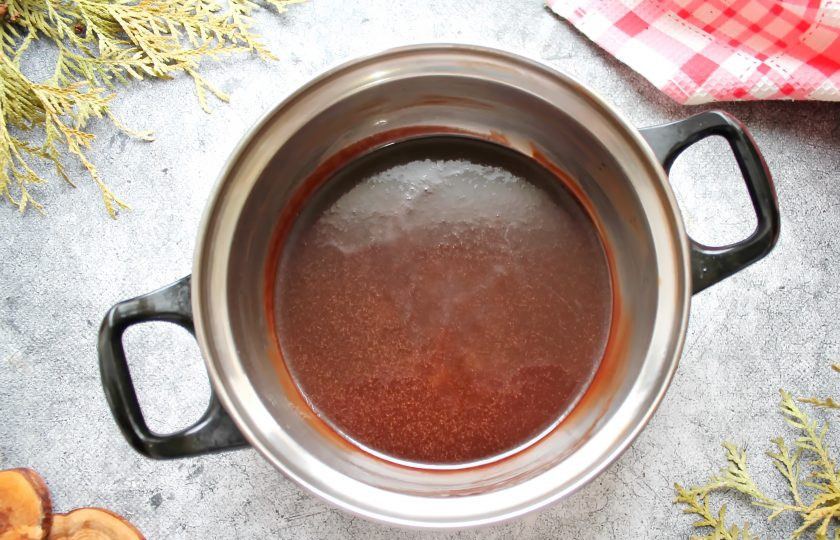 1. Этап. Глянцевая шоколадная глазурь для торта: Процедите шоколадную массу через мелкое сито 2-3 раза.