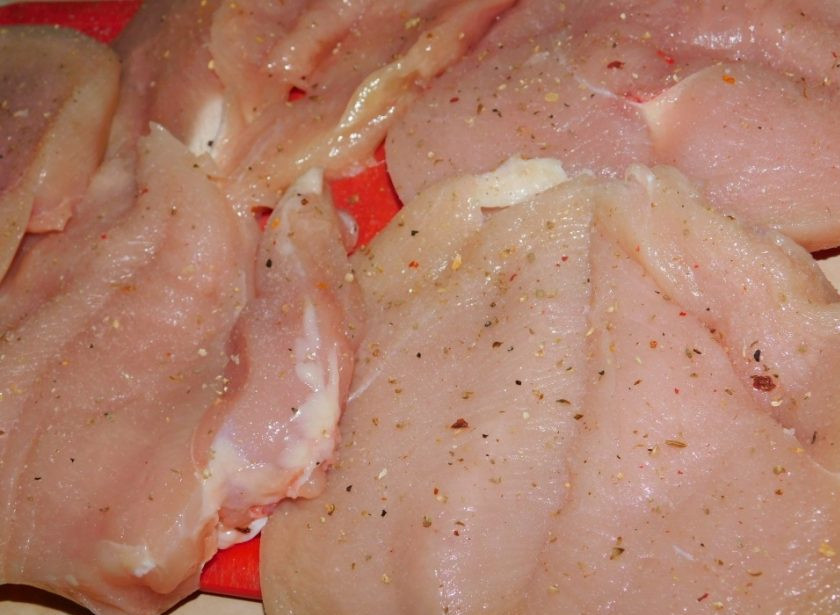 1. Этап. Запеченная куриная грудка с помидорами и чесноком: Посыпьте грудки солью и специями.