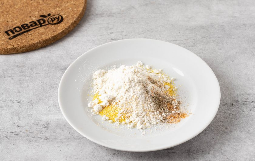 1. Этап. Жареные лимоны: Смешайте муку и кукурузную поленту с солью и специями.