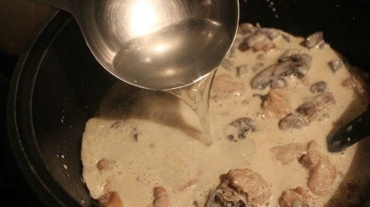 1. Этап. Куриная грудка с шампиньонами в сливках: 16. Вливаю куриный бульон, но не весь сразу, а постепенно, регулируя желаемый уровень густоты.