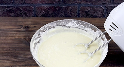 1. Этап. Торт Графские развалины со сметаной: Постепенно добавляем в тесто просеянную муку и взбиваем все миксером. Тесто должно получиться без комочков, а его консистенция - напоминать густую сметану.