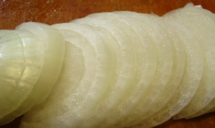 1. Этап. Жареная ветчина: Лук режем кольцами.