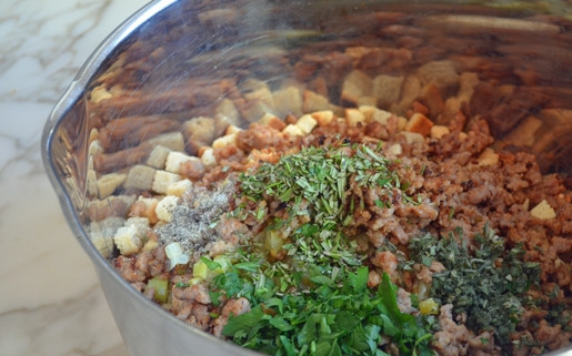 1. Этап. Итальянская запеканка из фарша: 7. Следом туда же добавьте бульон, яйцо, мелко порубленную зелень, шалфей, розмарин, соль и перец.