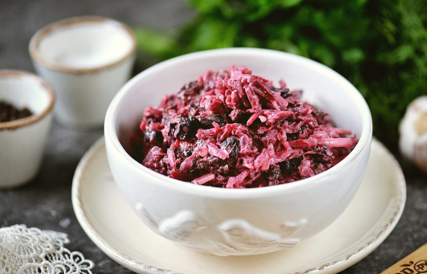 1. Этап. Салат из свеклы с черносливом и сыром: Готовый салат сразу же разложите по порциям и подавайте к столу. Очень просто и вкусно, приятного аппетита!