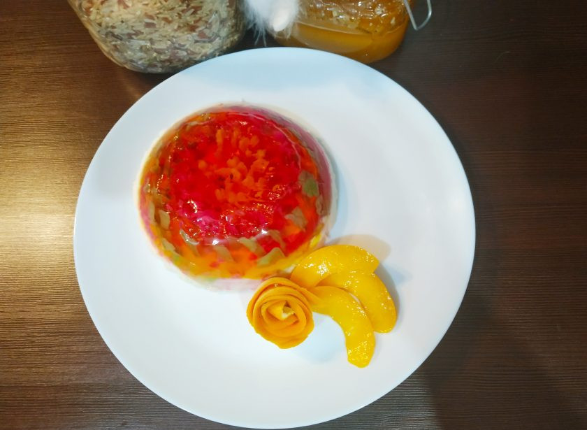 1. Этап. Праздничное желе: Когда желе застынет, нужно его перевернуть. Для этого мисочку с желе опустите в горячую воду на несколько минут. Затем можно преворачивать, желе легко и просто выйдет.