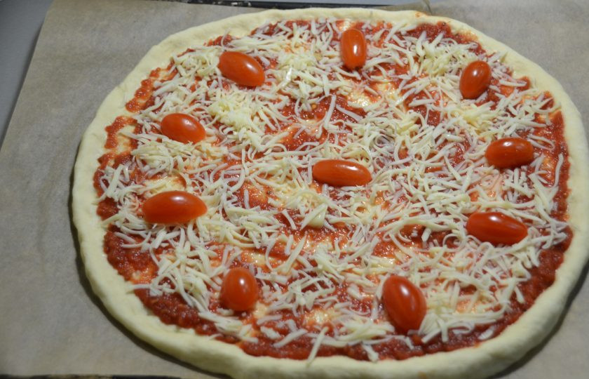 1. Этап. Пицца Примавера: Выложите нарезанные на половинки помидорки черри.