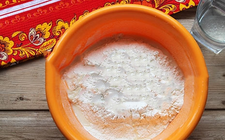 1. Этап. Пресный хлеб с Кавказа: Смешиваем соль с горячей водичкой. Ждем растворения. После просеиваем муку на доску, делаем в центре ямку, туда вливаем воду.