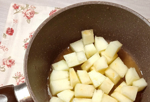 1. Этап. Дынная панна котта: Дыню нарезать кусочками, переложить в сотейник. Влить два вида сока, ложку воды, добавить оставшийся сахар. Варить на среднем огне до мягкости и прозрачности фрукта 5-10 минут.