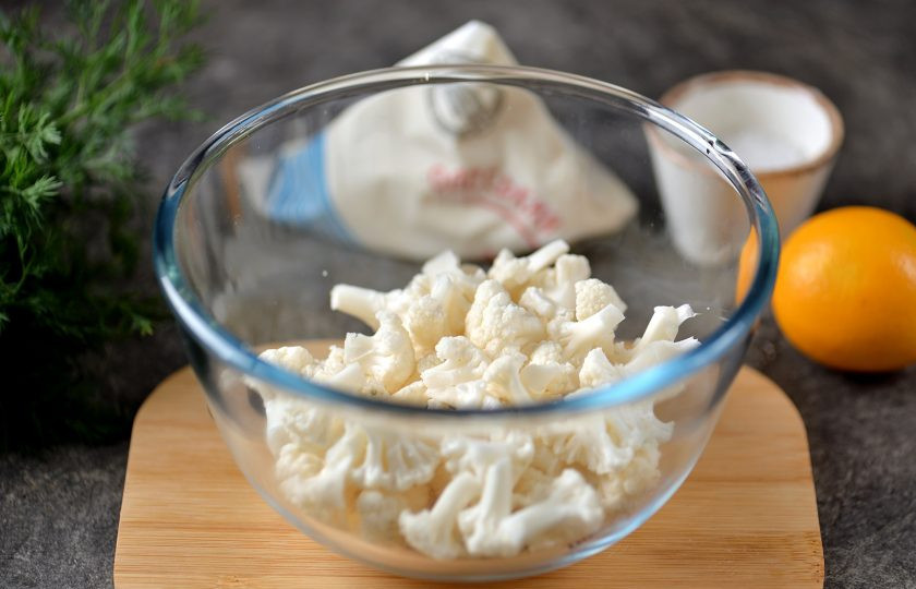 1. Этап. Салат Секрет: Разберите соцветия капусты на меленькие ломтики, переложите в глубокую миску.