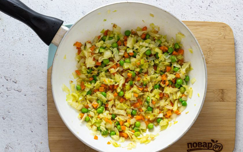 1. Этап. Бурый рис для похудения: Затем добавьте зеленый горошек и тушите его пару минут.