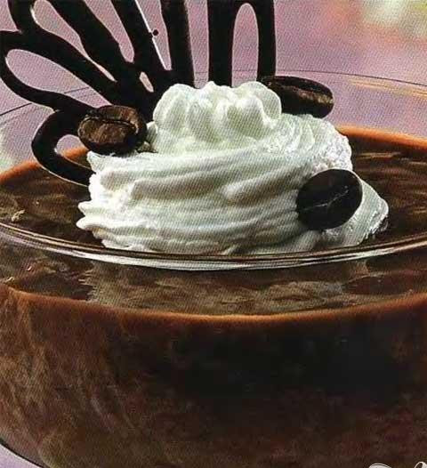 1. Этап. Кофейное желе со взбитыми сливками: 6. Охлажденные сливки взбить с коричневым сахаром и порошком карри. Используя кондитерский мешок или кондитерский шприц украсить разложенное по бокалам желе.