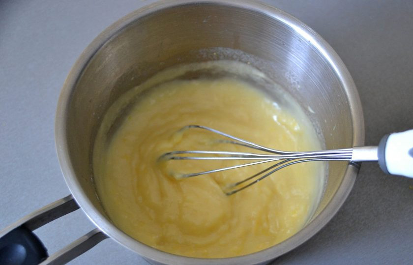 1. Этап. Лимонные эклеры: Снимите загустевший крем с огня.