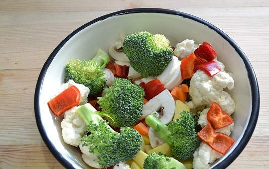 1. Этап. Овощи с гранатовым соусом: 8. В глубокой мисочке соедините все овощи вместе и аккуратно перемешайте.