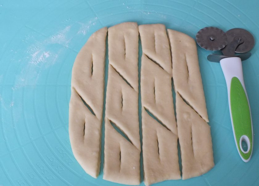 1. Этап. Хворост на сыворотке: Нарежьте полосы и разрежьте на небольшие кусочки, в середине сделайте прорезь.