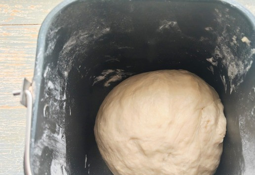 1. Этап. Булочки с ветчиной и семенами: Замесить тесто. Оставить для увеличения в объёме на 40 мин. в теплом месте, накрыв пищевой пленкой или полотенцем, я оставляю в хлебопечке.