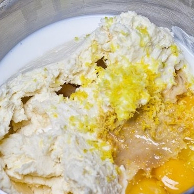 1. Этап. Чизкейк с ежевикой, малиной и гранатом: Взбиваем 2-3 минуты, затем добавляем 4 яйца, молоко, лимонную цедру и ванилин, после чего взбиваем еще 2-3 минуты до однородности.