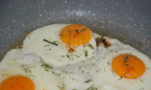 1. Этап. Горячий бутерброд По-деревенски: Перед тем, как перевернуть бутерброды, разбиваем яйца на сковородку. Старайтесь не повредить желток. Посолите, поперчите. Обжариваем. Нам нужен жидкий желток.