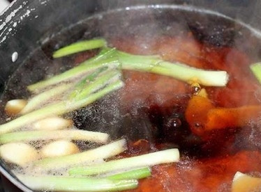 1. Этап. Суп Рамен: Доводим до кипения на сильном огне, убираем пену и уменьшаем огонь до минимума. Закрываем крышкой и варим часа 2.5.