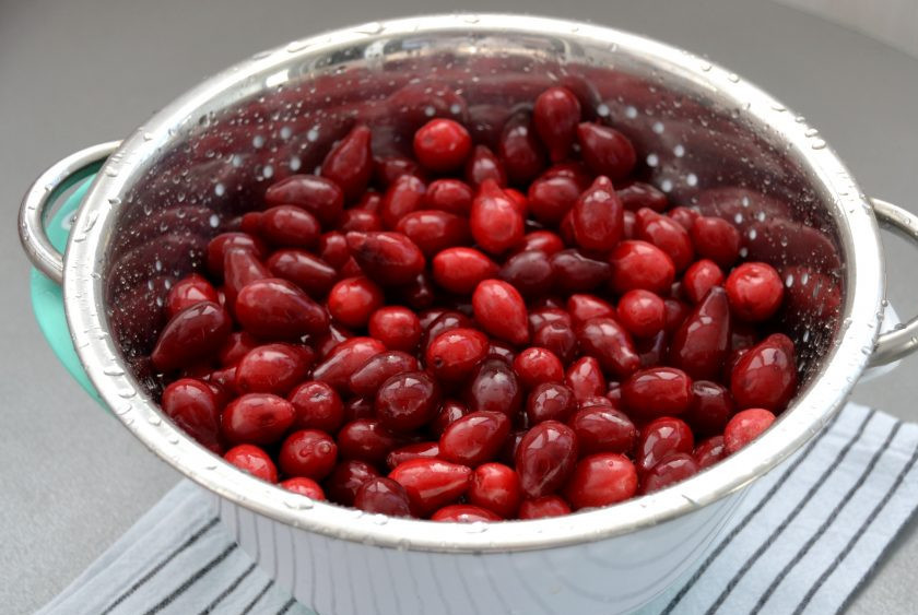 1. Этап. Сок кизиловый: Тщательно переберите и промойте ягоды через дуршлаг.