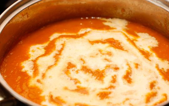 1. Этап. Морковный суп-пюре: Наконец, добавляем в кастрюлю сливки и слегка перемешиваем. Далее ставим на огонь, прогреваем почти до кипения - и морковный суп-пюре готов.