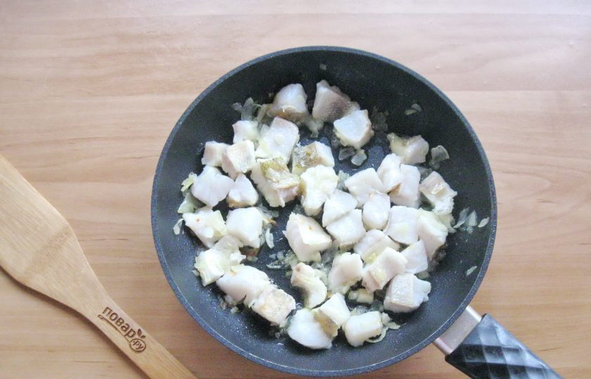 1. Этап. Пирог с судаком: Посолите по вкусу и перемешивая жарьте рыбу с луком 4-5 минут.