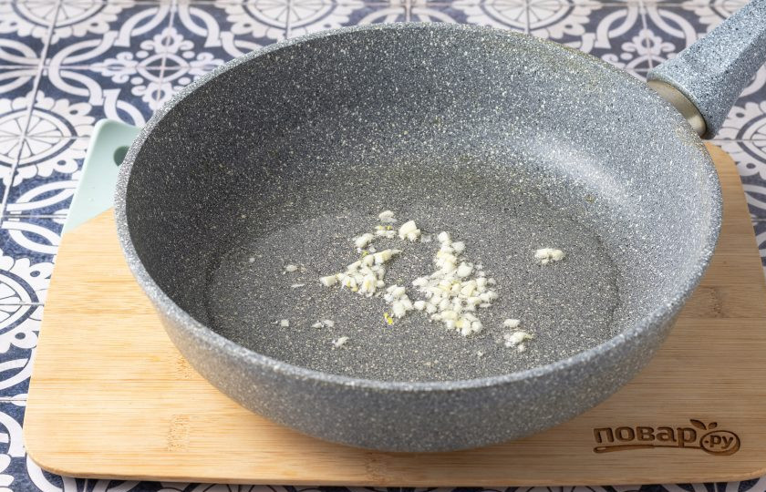 1. Этап. Рис с красными бобами: В сковороде разогрейте растительное масло и обжарьте в нем измельченный чеснок пару секунд до раскрытия аромата.