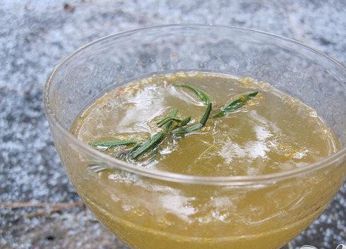 1. Этап. Коктейль Мандариновая искра: 4. Шейкер доверху наполнить льдом, закрыть крышкой и сильно взболтать. Полученный коктейль перелить в треугольный бокал, долить его доверху шампанским, украсить веточкой розмарина и подавать на праздничный стол.