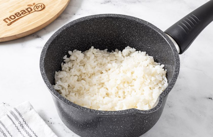 1. Этап. Онигири с корейской морковью: Рис промойте до прозрачности. Залейте чистой водой, доведите до кипения, перемешайте. Убавьте огонь на минимум, варите 15 минут под крышкой. Затем накройте кастрюлю чистым полотенцем и сверху крышкой, оставьте еще на 15 минут. Немного остудите рис, добавьте рисовый уксус, соль и сахар, перемешайте.