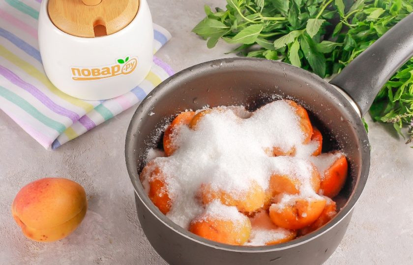 1. Этап. Абрикосы с сахаром на зиму: Переместите содержимое в казан, ковш или в кастрюлю с антипригарным дном. Поместите емкость на плиту и отварите на умеренном нагреве варенье примерно 15-20 минут. Следите за пеной, чтобы она не вылилась за края емкости. Воду добавлять не нужно!