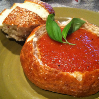 Томатный суп в хлебе