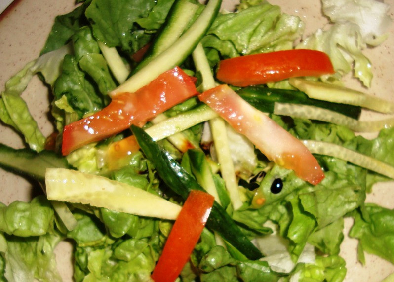 1. Этап. Салат из куриной печени с горчицей: Зеленый салат промойте и нарвите руками на куски. Нарежьте помидоры и огурцы и добавьте в салат вместе с соевым соусом.