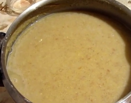 1. Этап. Брага из кукурузы: Раздробите солод. Охладите затор до 65 градусов. Всыпайте солод. Перемешайте до состояния однородности. Накройте кастрюлю крышкой, укутайте и оставьте на 7 часов в теплом месте. Разведите дрожжи. Охладите затор до 25-29 градусов. Добавьте дрожжи, размешайте. Перелейте в бродильную емкость, поставьте гидрозатвор на горлышке, и настаивайте 3-6 дней.