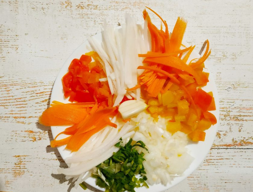 1. Этап. Ашлянфу: Овощи помойте, почистите и нашинкуйте мелкой соломкой. Зелень также мелко нашинкуйте. Овощной набор для заправки готов.