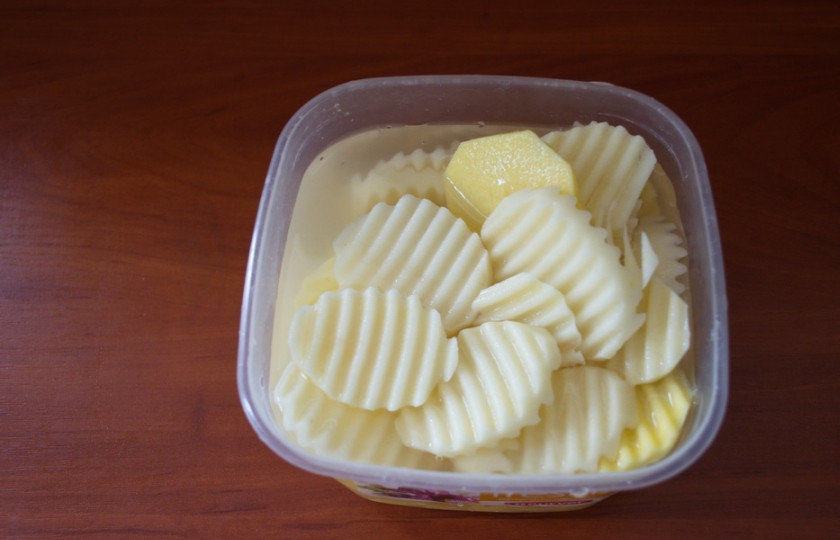 1. Этап. Картофельное рагу с мясом: Картофель очищаем и нарезаем тонко пластинами.